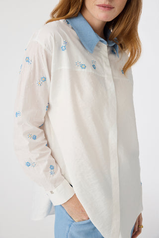 Nakış Detaylı Mavi Yakalı Gömlek Ekru Gömlek 0132
