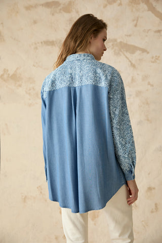 Dantel Detaylı Asimetrik Dokulu Mavi Gömlek 0133