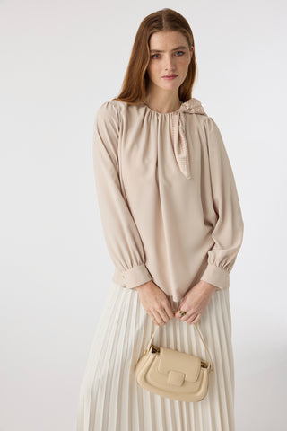 Puantiye Fularlı Pilise Detaylı Bej Bluz 0142