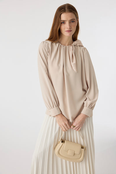 Puantiye Fularlı Pilise Detaylı Bej Bluz 0142