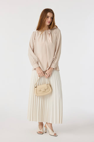 Puantiye Fularlı Pilise Detaylı Bej Bluz 0142