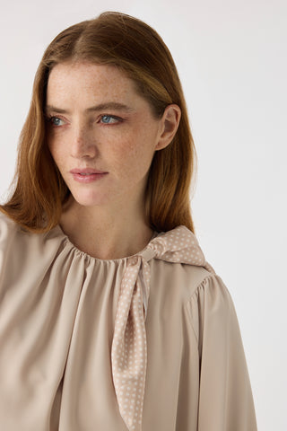 Puantiye Fularlı Pilise Detaylı Bej Bluz 0142