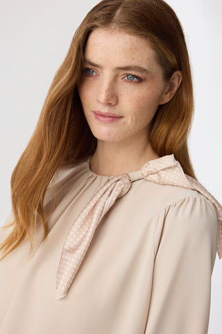 Puantiye Fularlı Pilise Detaylı Bej Bluz 0142