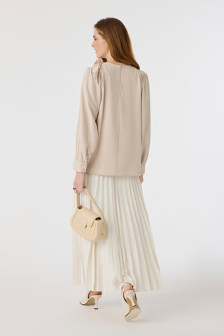 Puantiye Fularlı Pilise Detaylı Bej Bluz 0142