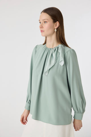 Puantiye Fularlı Pilise Detaylı Mint Bluz 0142
