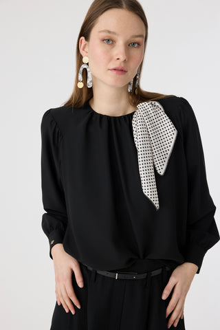 Puantiye Fularlı Pilise Detaylı Siyah Bluz 0142