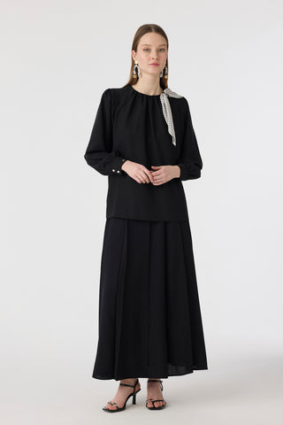 Puantiye Fularlı Pilise Detaylı Siyah Bluz 0142
