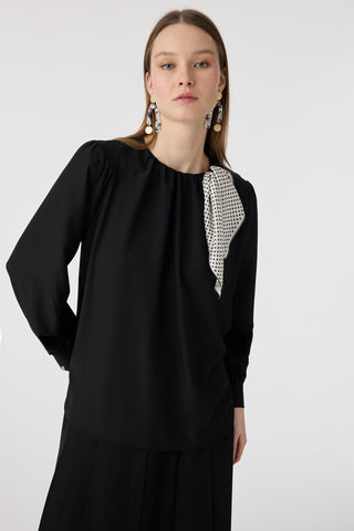 Puantiye Fularlı Pilise Detaylı Siyah Bluz 0142
