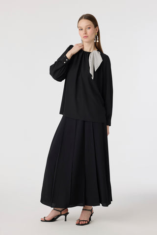 Puantiye Fularlı Pilise Detaylı Siyah Bluz 0142