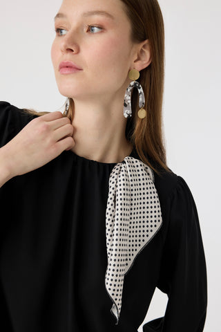 Puantiye Fularlı Pilise Detaylı Siyah Bluz 0142