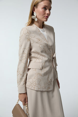 Kruvaze Yaka Kuşaklı Nakışlı Bej Takım 1538