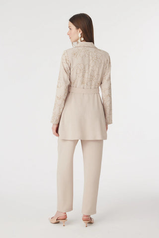 Kruvaze Yaka Kuşaklı Nakışlı Bej Takım 1740