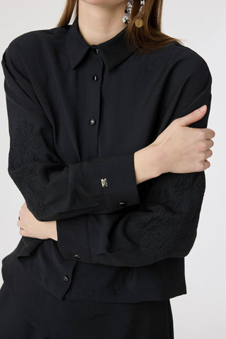 Düğmeli Nakış Detaylı Akıcı